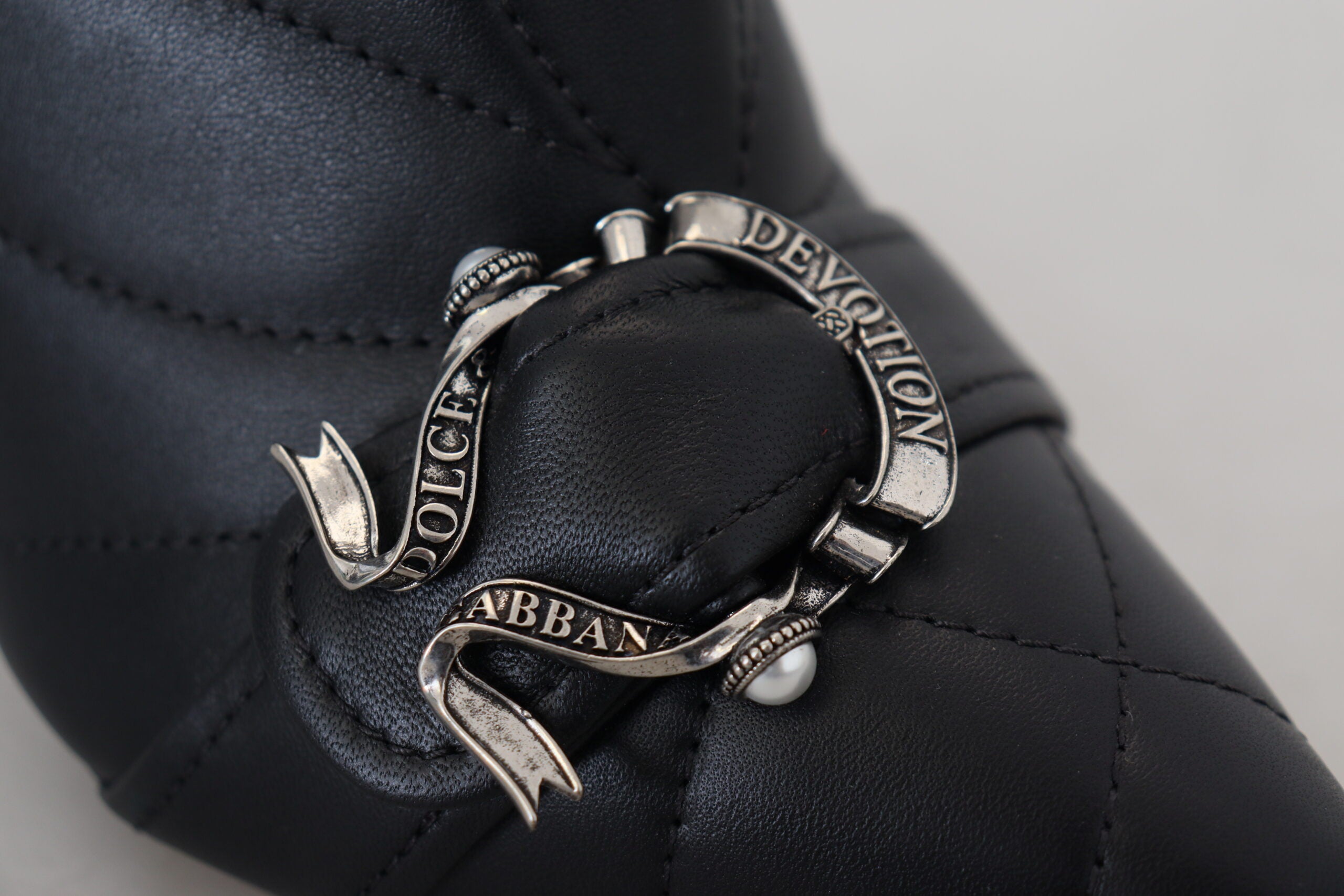 Dolce & Gabbana Schwarze Devotion Gesteppte Knöchelstiefel mit Schnalle Schuhe