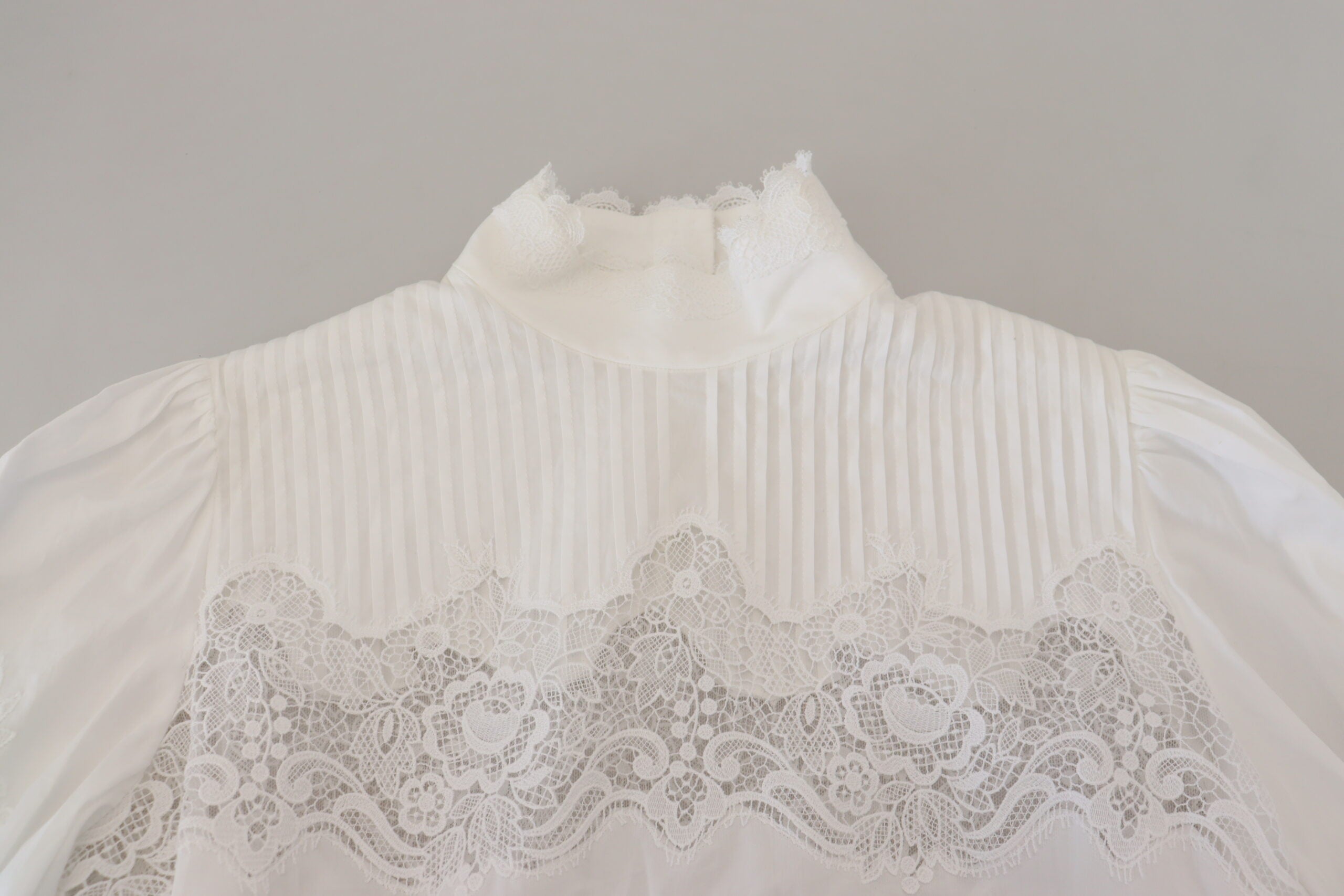 Dolce & Gabbana Weißes Blusentop mit Rollkragen und Spitzenbesatz aus Baumwolle