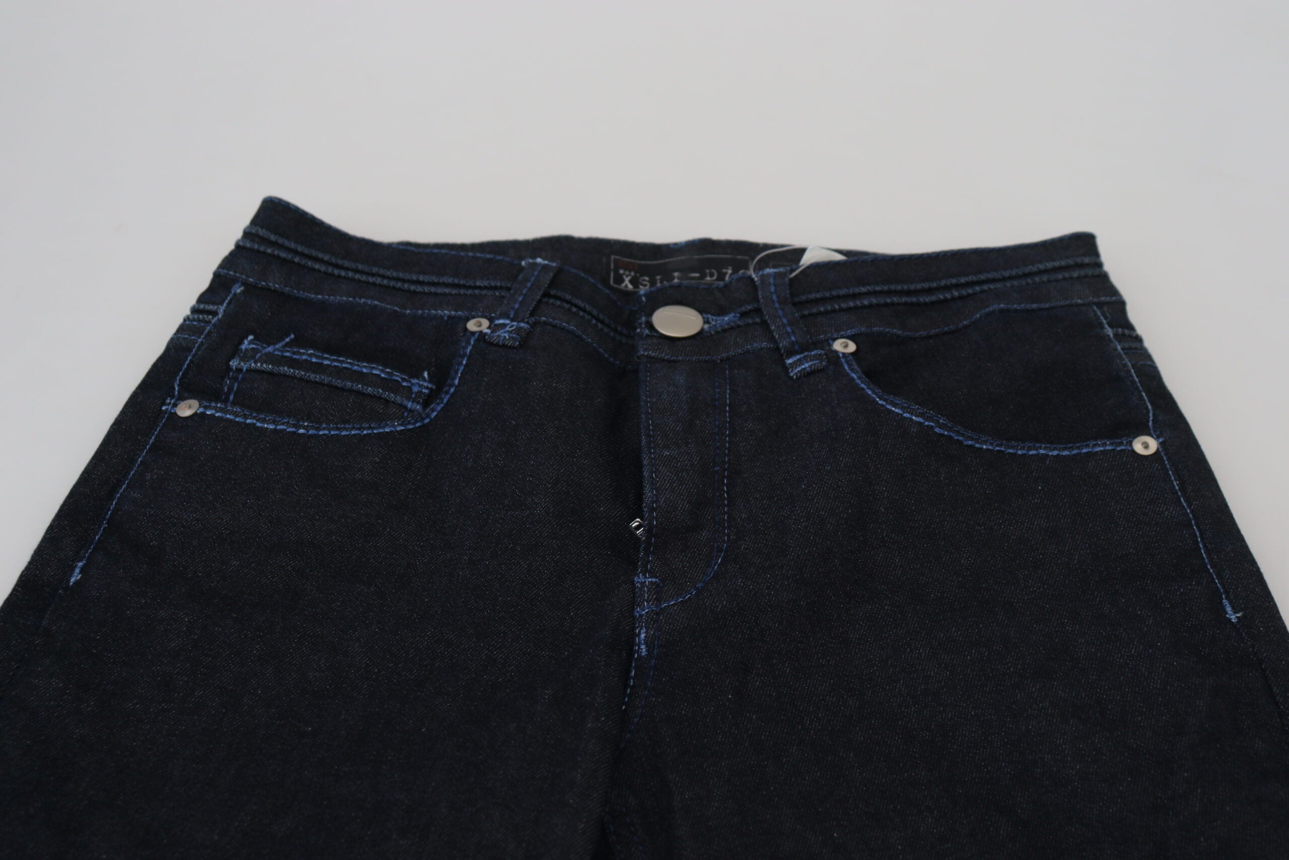 Acht Dunkelblaue Slim Fit Denim-Jeans mit niedriger Taille für Frauen