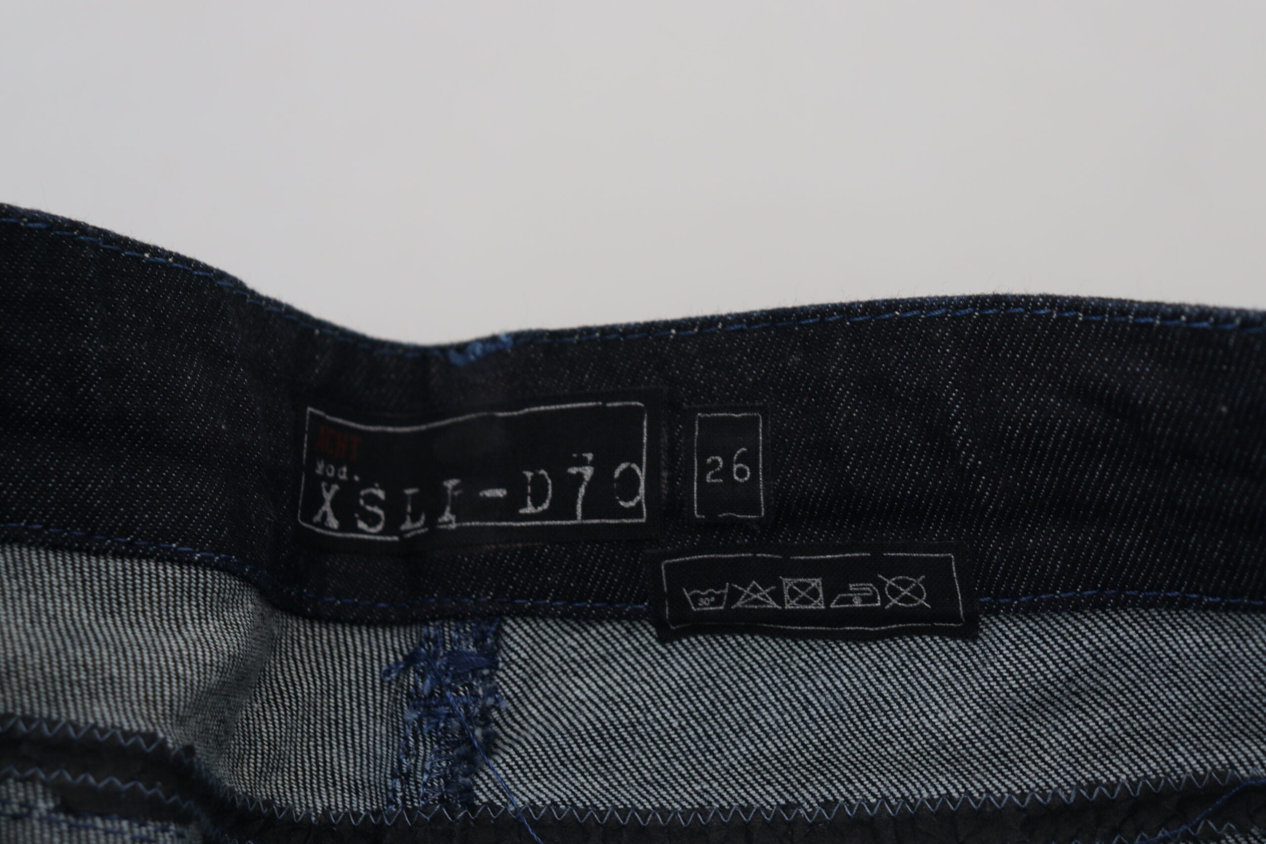 Acht Dunkelblaue Slim Fit Denim-Jeans mit niedriger Taille für Frauen
