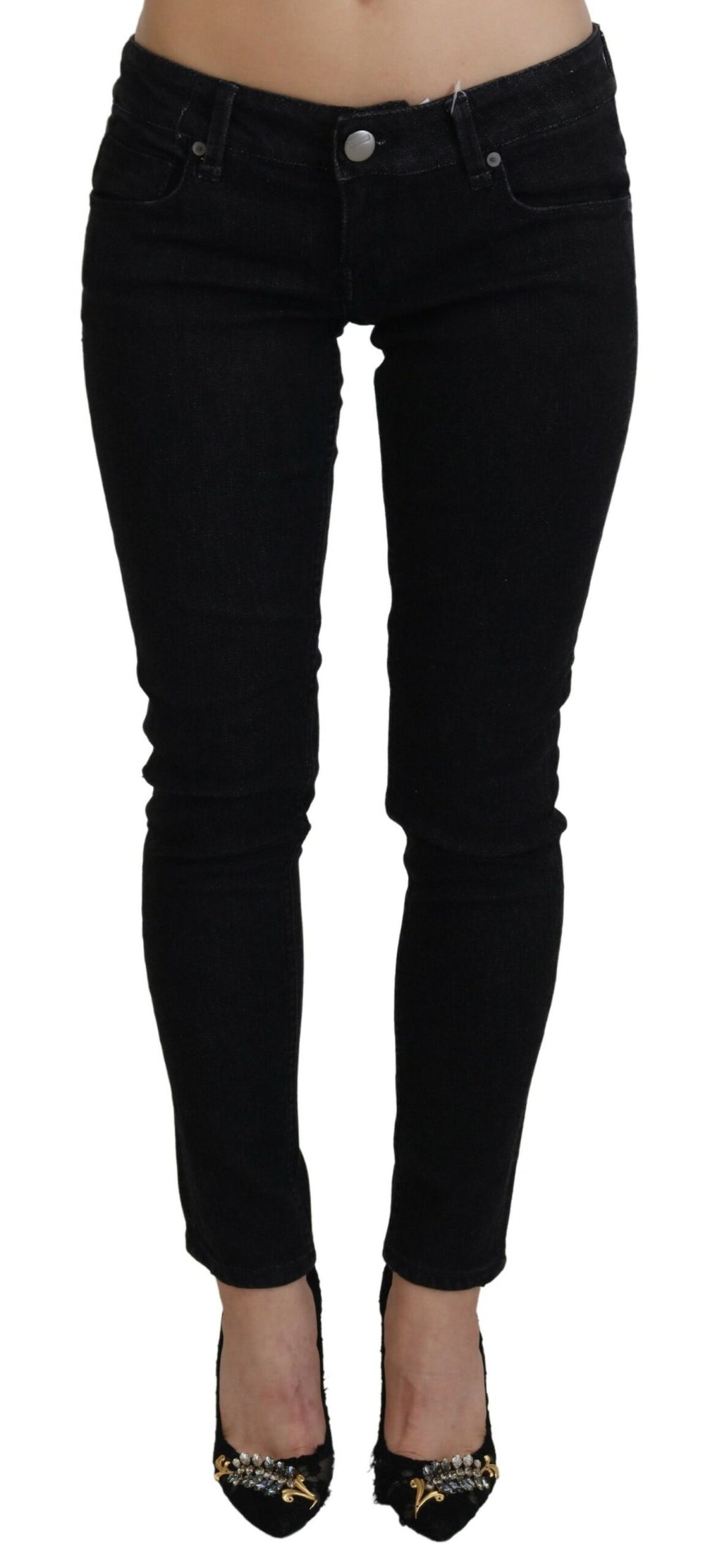 Acht Schwarze Slim Fit Baumwoll-Denim-Jeans mit niedriger Taille