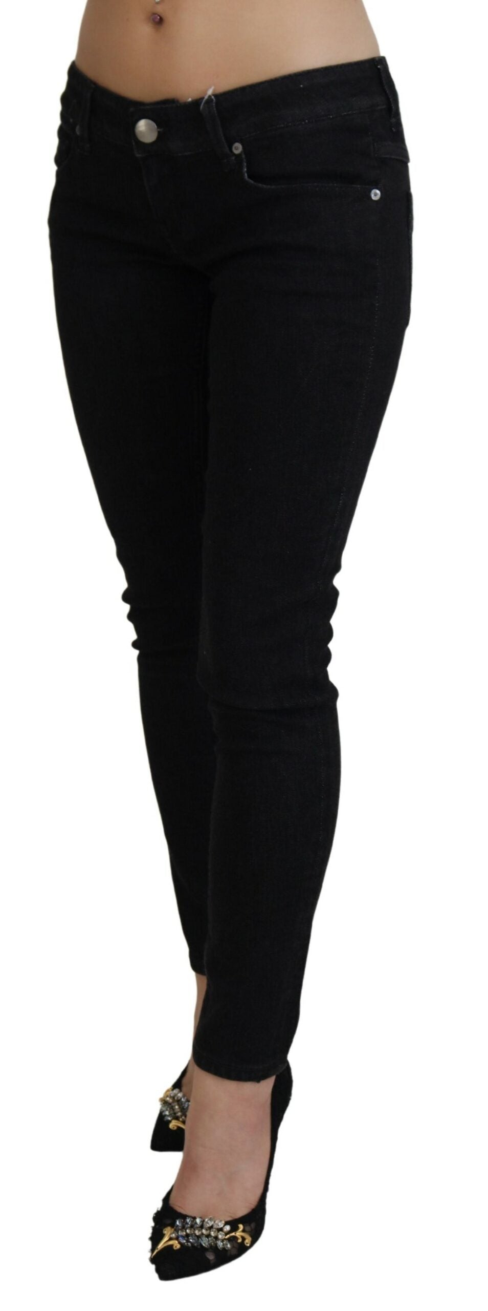 Acht Schwarze Slim Fit Baumwoll-Denim-Jeans mit niedriger Taille