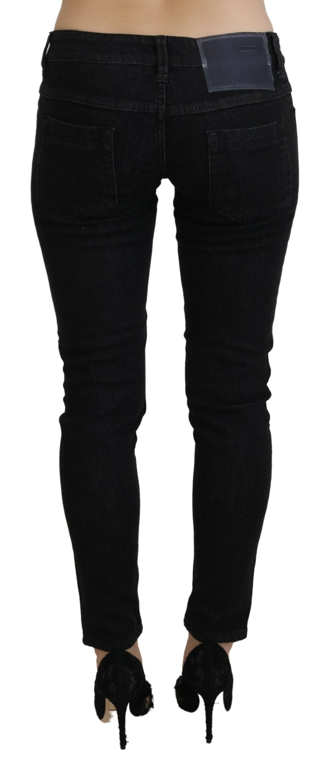 Acht Schwarze Slim Fit Baumwoll-Denim-Jeans mit niedriger Taille