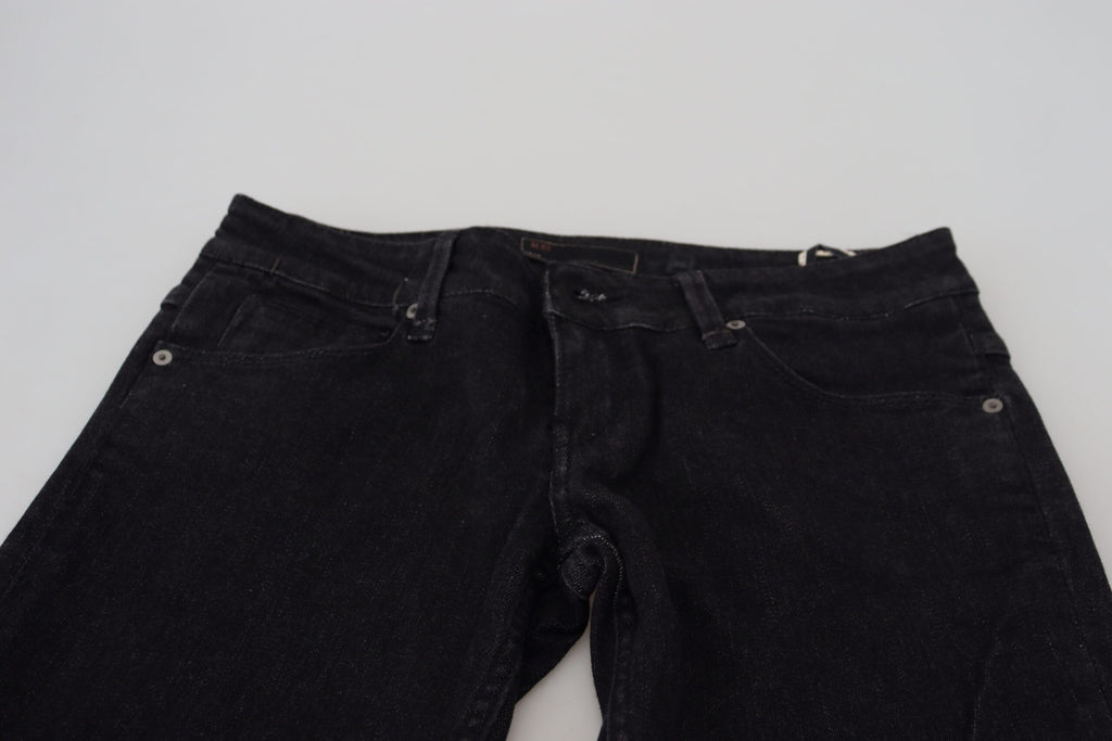 Acht Schwarze Slim Fit Baumwoll-Denim-Jeans mit niedriger Taille