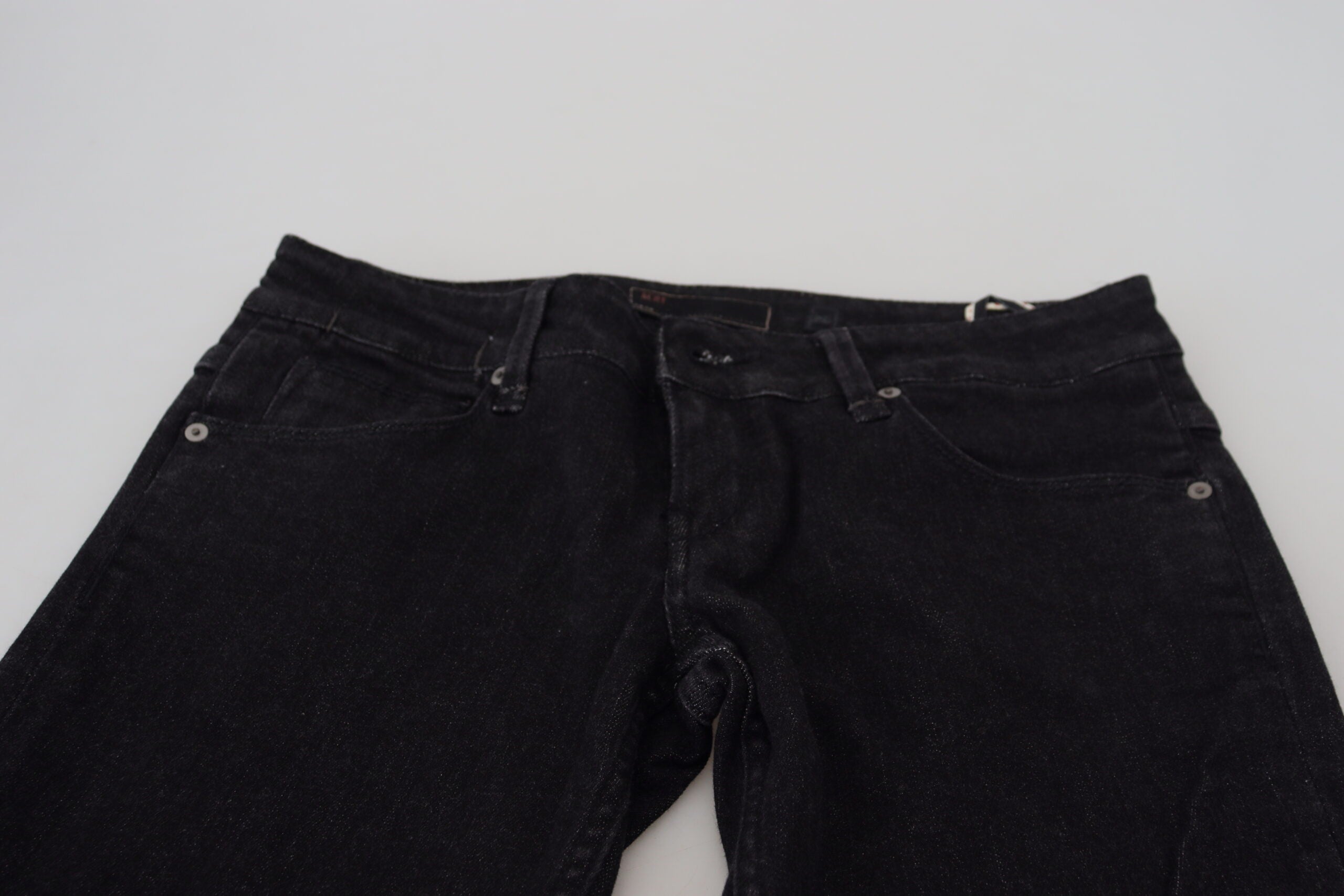Acht Schwarze Slim Fit Baumwoll-Denim-Jeans mit niedriger Taille