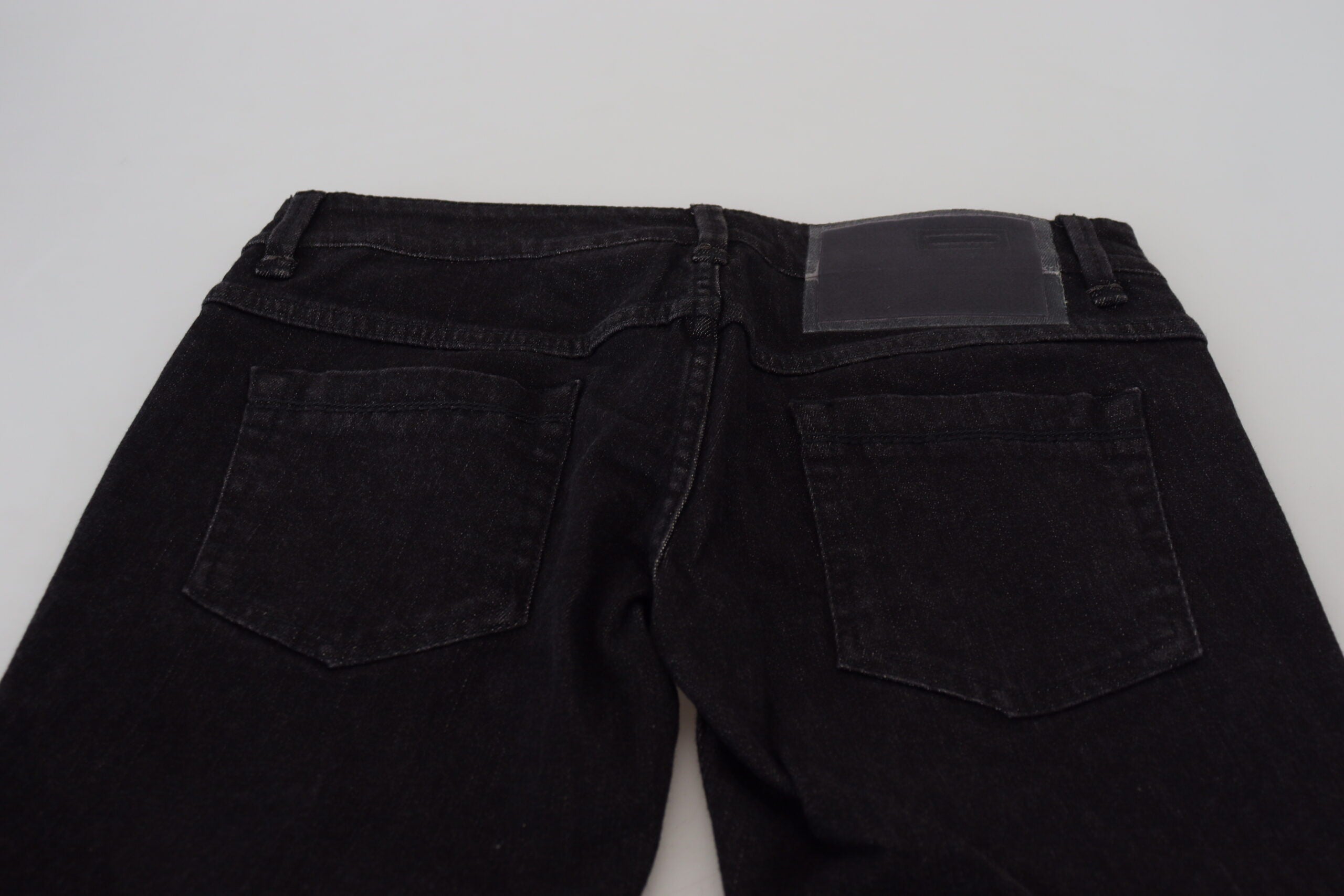 Acht Schwarze Slim Fit Baumwoll-Denim-Jeans mit niedriger Taille