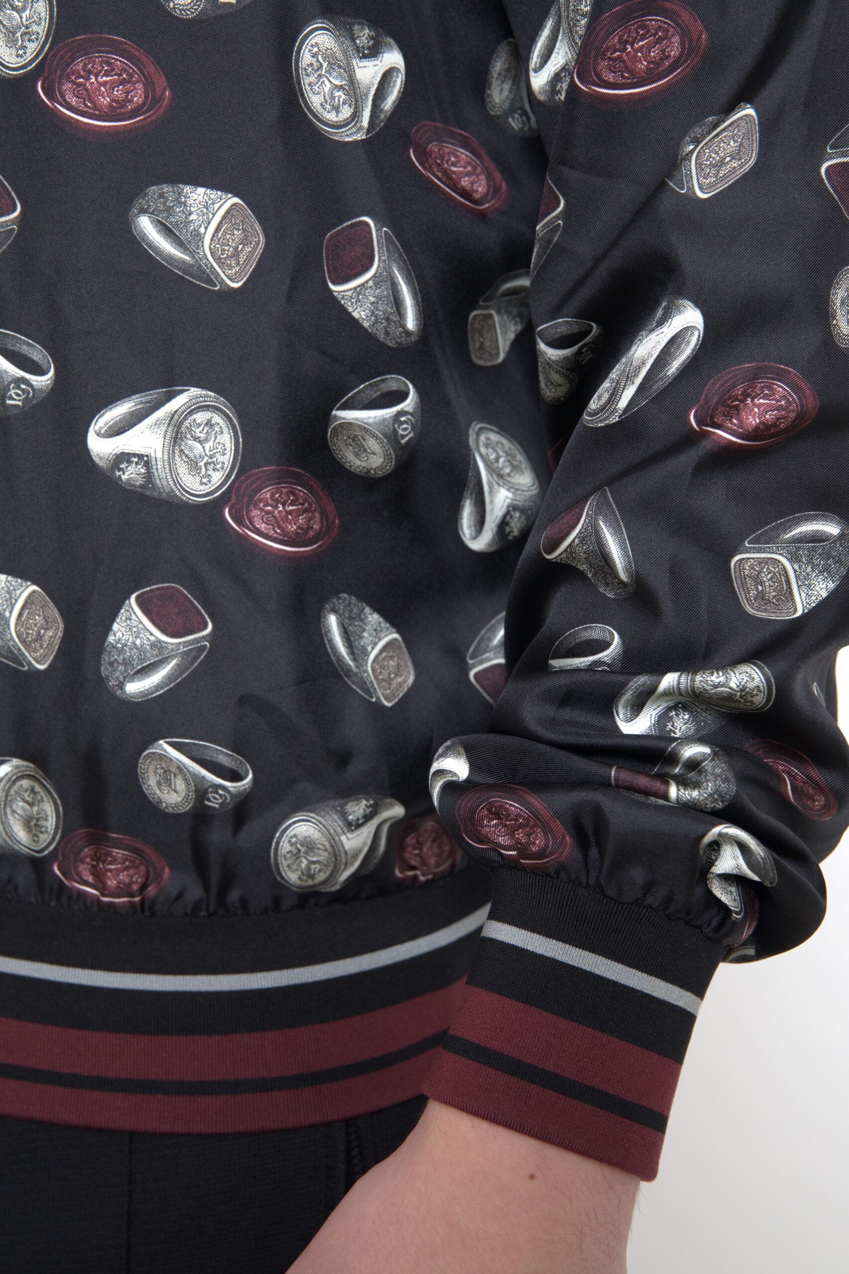 Dolce & Gabbana Schwarzer Ringdruck Seidenpullover mit Rundhalsausschnitt