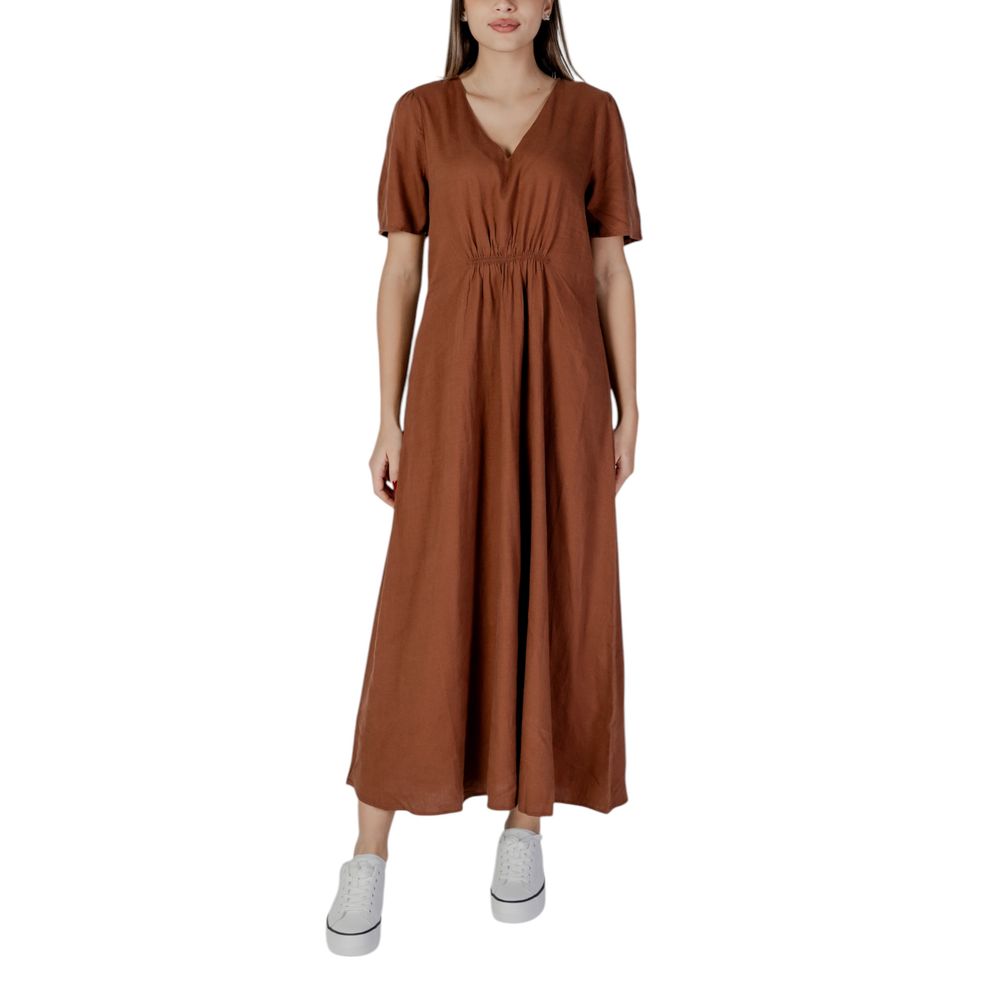 B.Young Braunes Leinen-Maxikleid