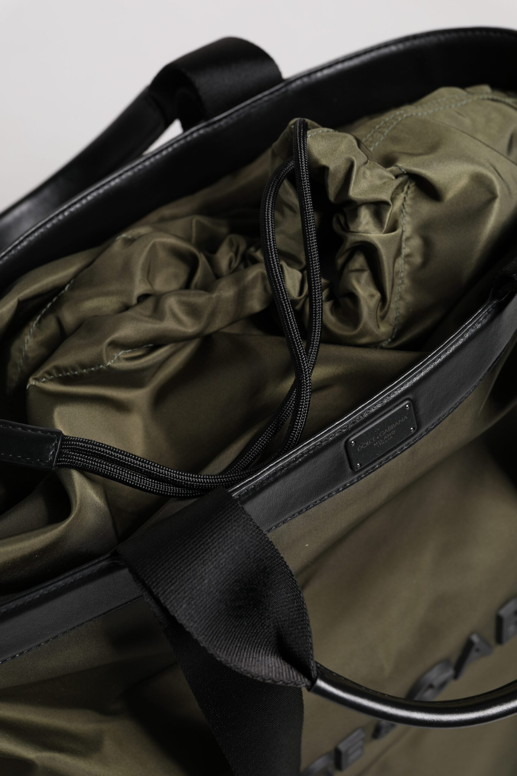 Dolce & Gabbana Militärische grüne Nylon-Schulterriemen-Tragetasche