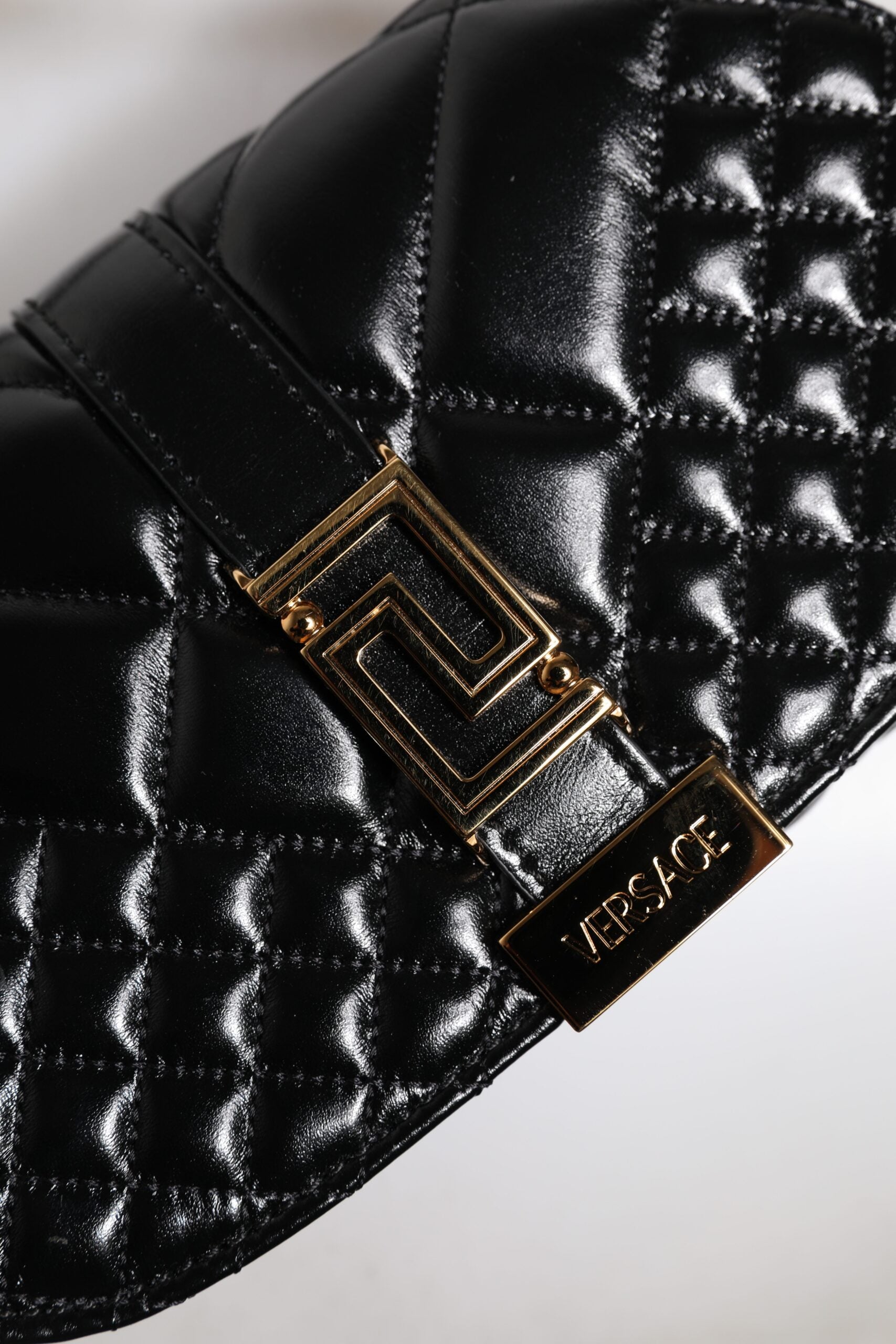 Versace Tasche mit gestepptem Schulterriemen aus schwarzem Kalbsleder