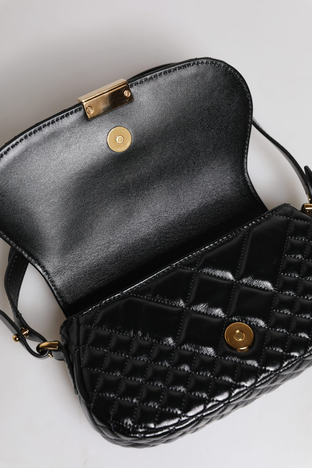 Versace Tasche mit gestepptem Schulterriemen aus schwarzem Kalbsleder