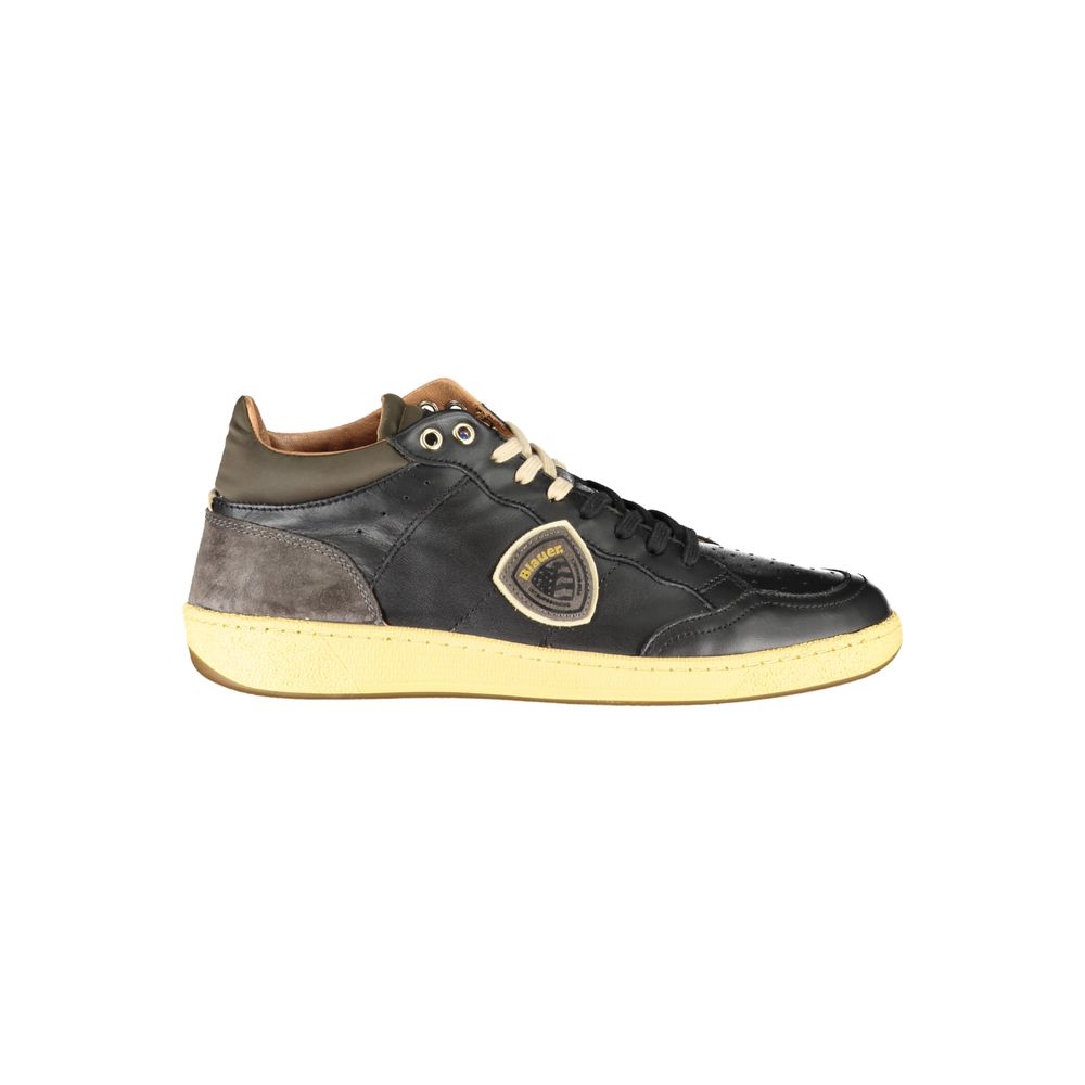 Blauer Schlichte schwarze Schnürsenkel-Sneakers mit kontrastierenden Details