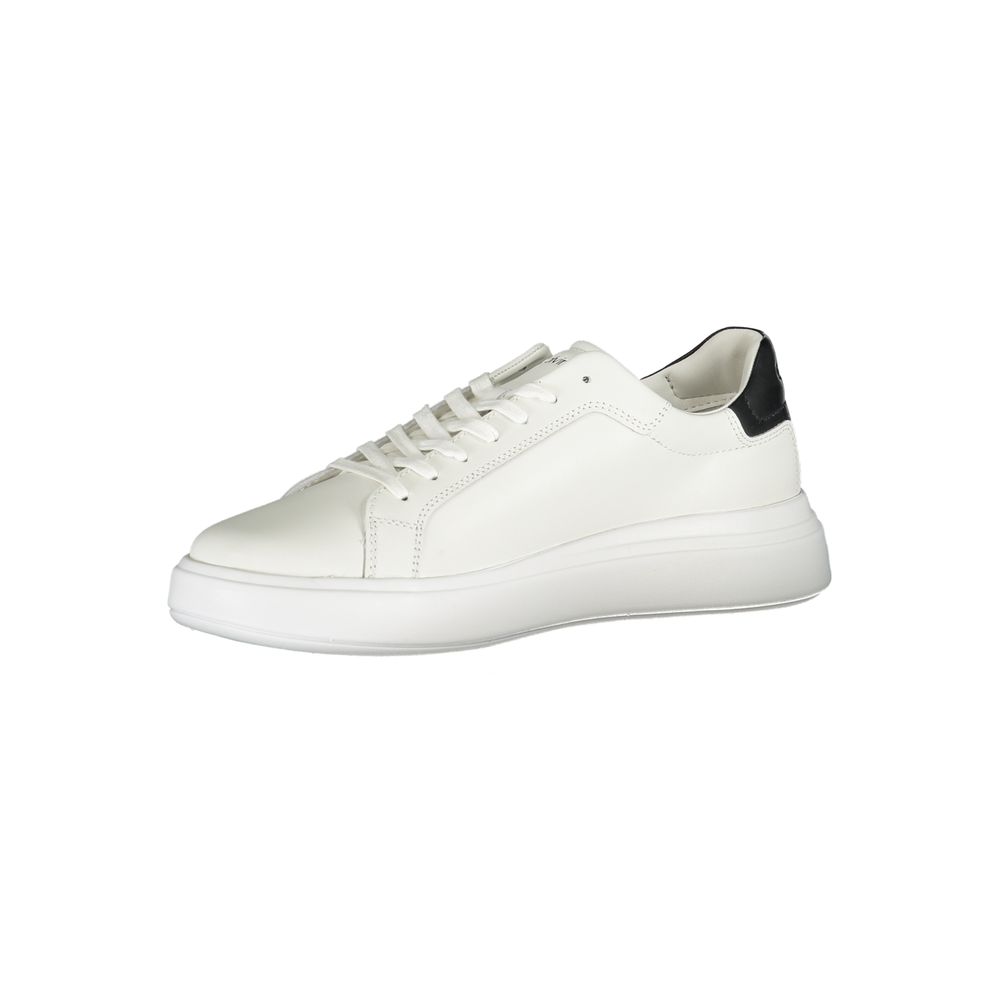 Calvin Klein Schlichte weiße Sneakers mit kontrastierenden Akzenten