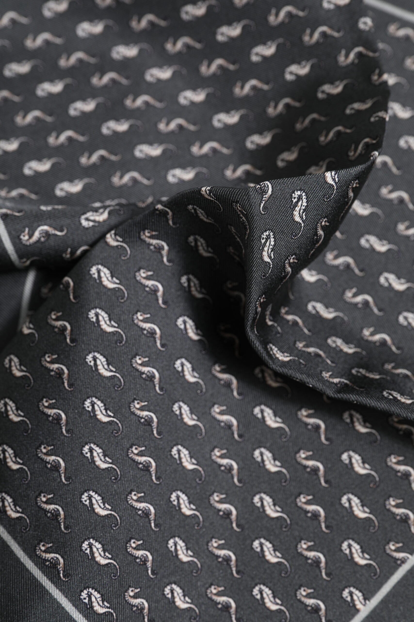 Dolce & Gabbana Schwarzer Fischdruck Seide Quadrat Männer Foulard Schal