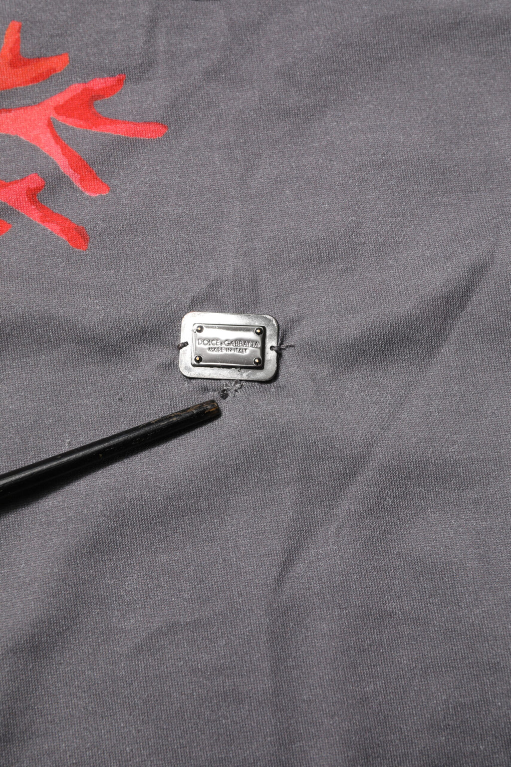 Dolce & Gabbana Graues Baumwoll-T-Shirt mit Korallendruck und Logo-Plakette