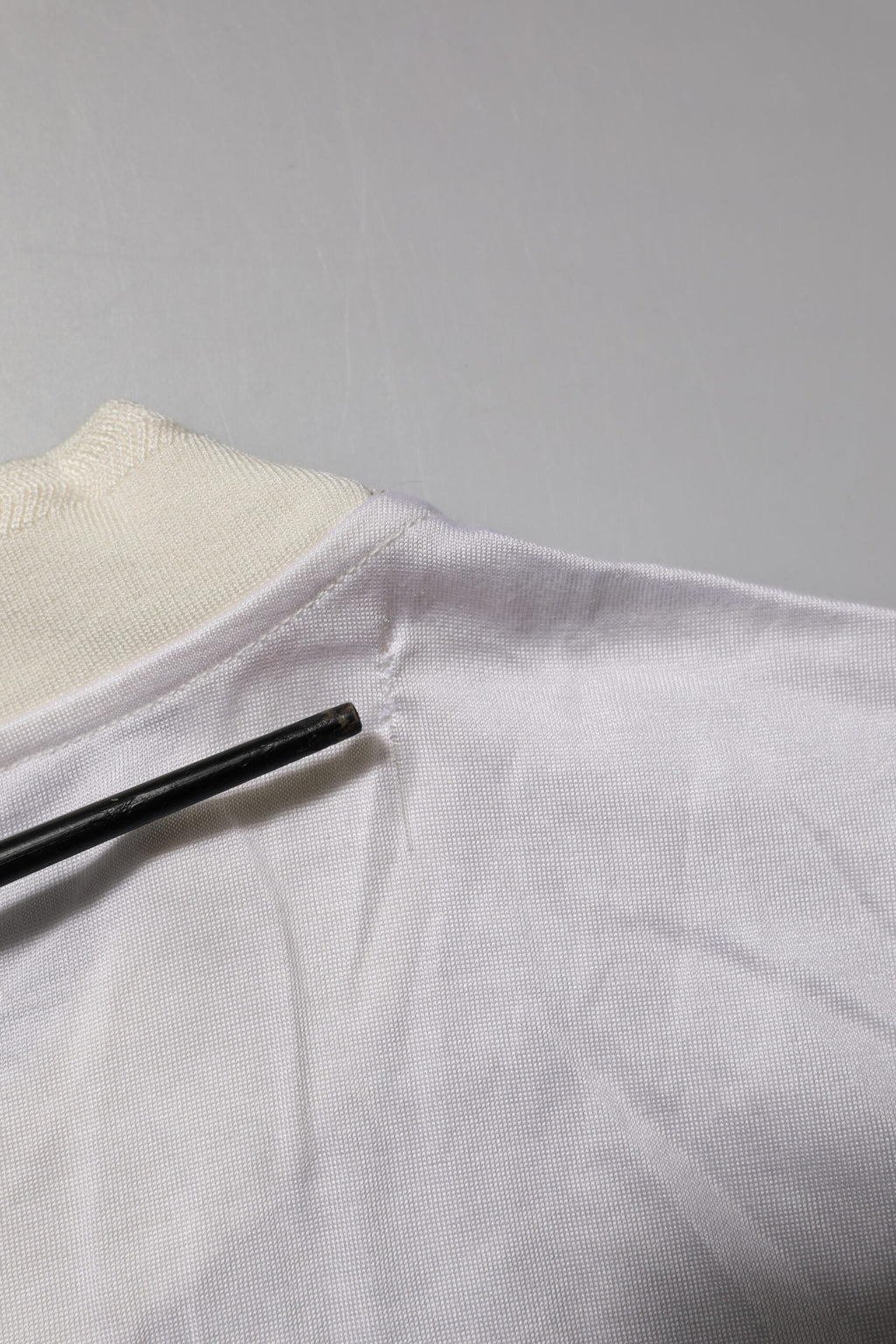 Dolce & Gabbana Weißes Seiden-T-Shirt mit Rundhalsausschnitt und langen Ärmeln