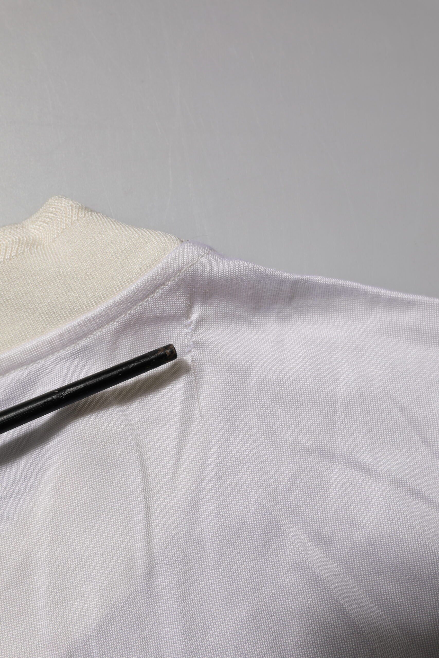 Dolce & Gabbana Weißes Seiden-T-Shirt mit Rundhalsausschnitt und langen Ärmeln