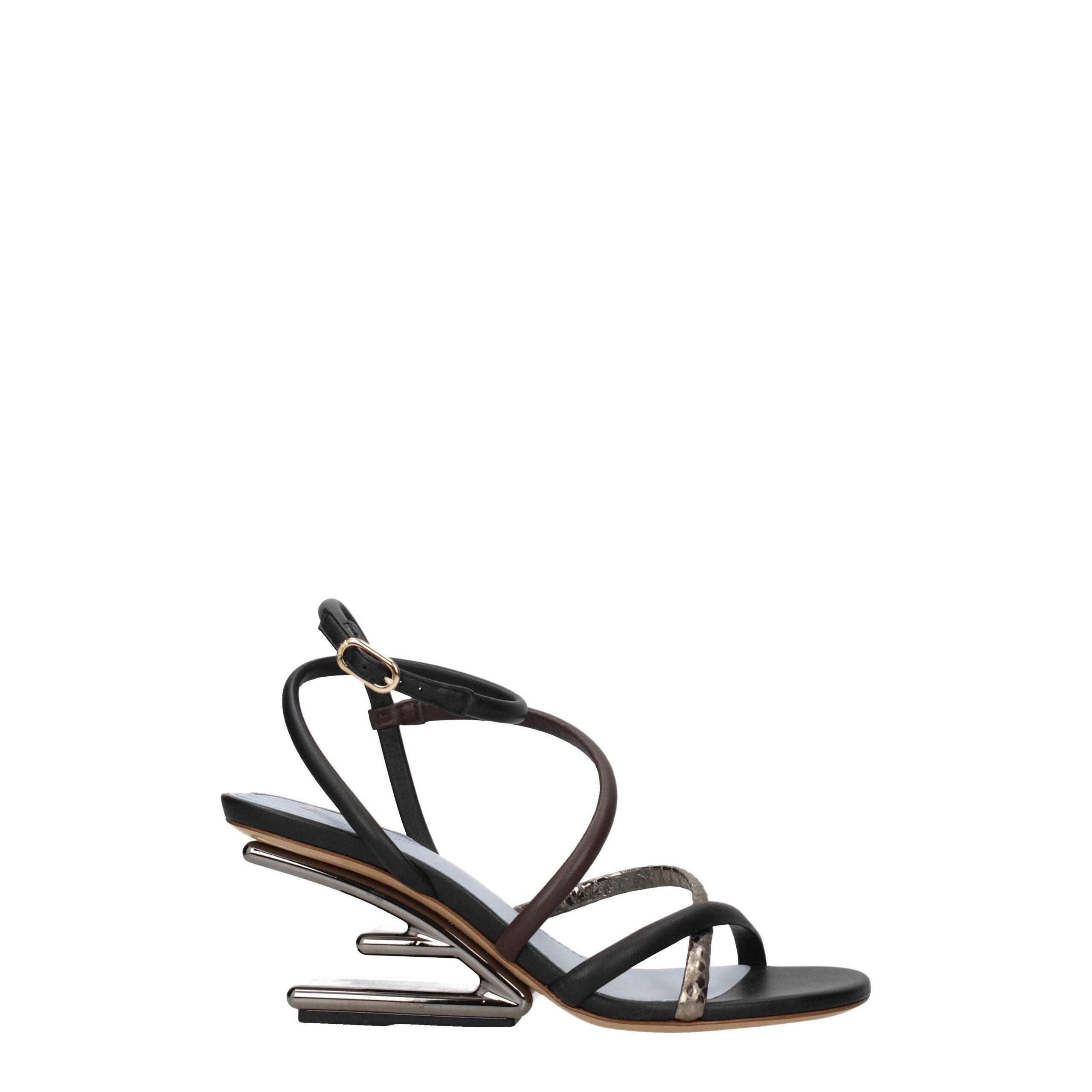 Fendi Flache Sandalen aus Leder in verschiedenen Farben