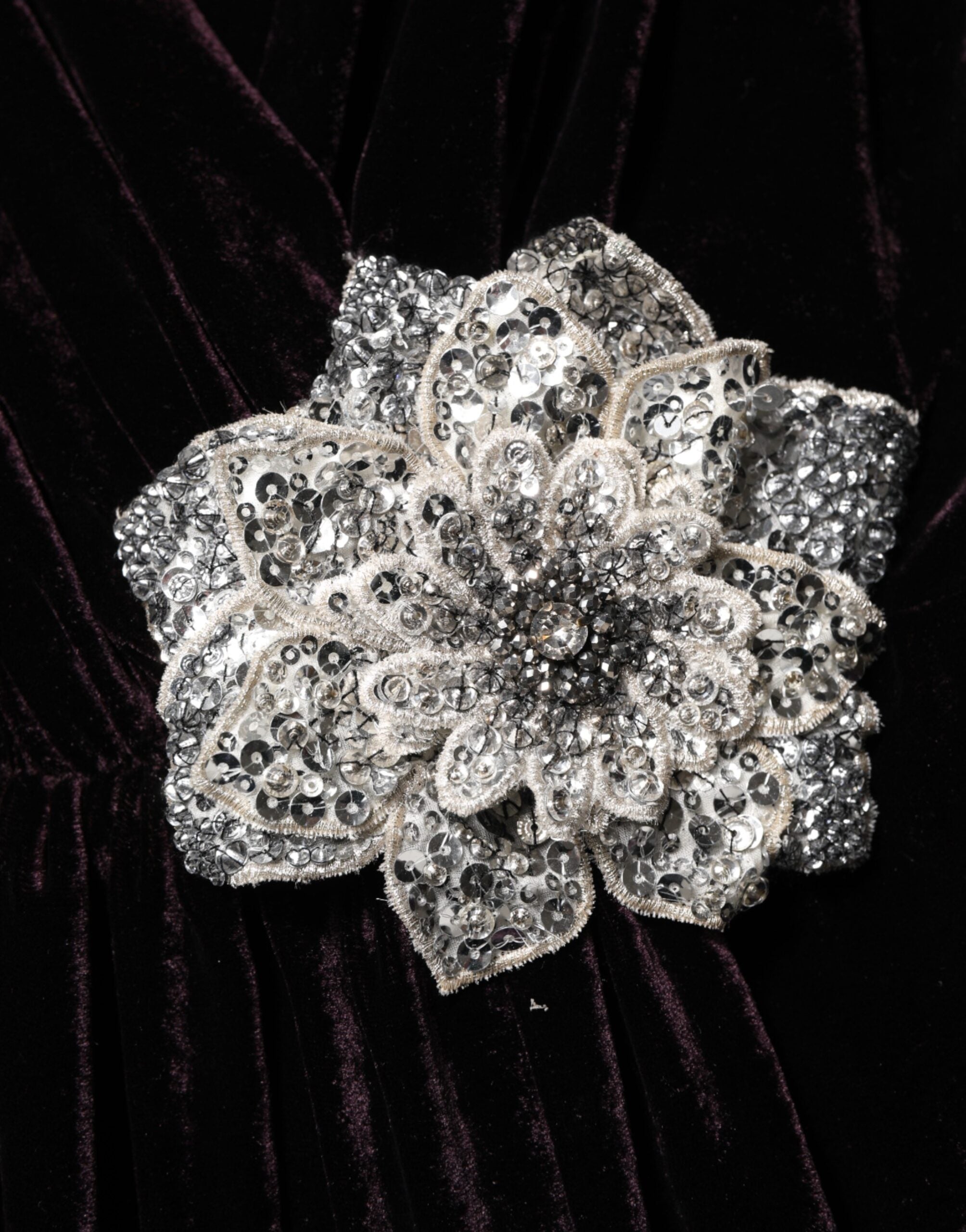 Dolce & Gabbana Schwarzes Samtkleid mit Blumenverzierung Aline