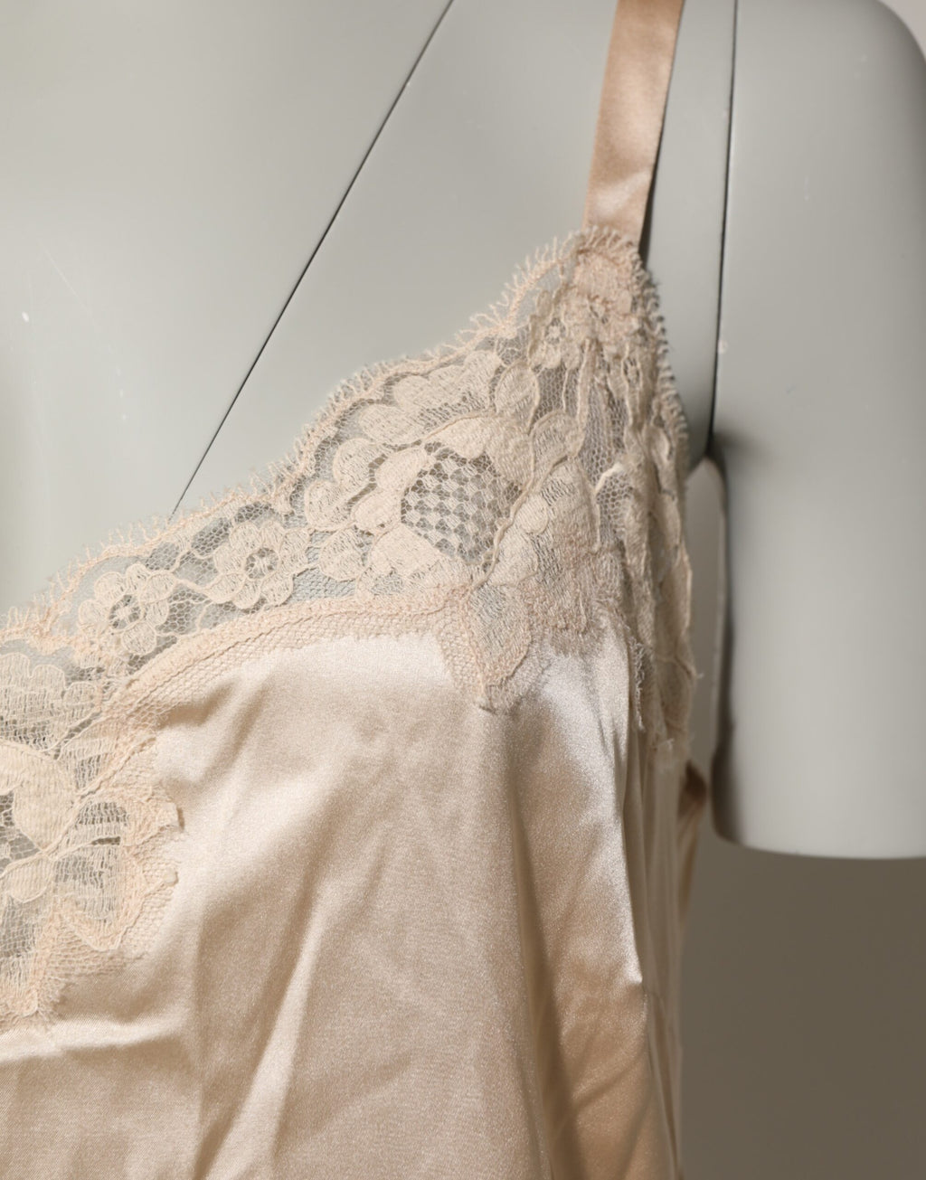 Dolce & Gabbana Nude Chemise Lingerie Seidenmischung Spitzenbesatz Kleid