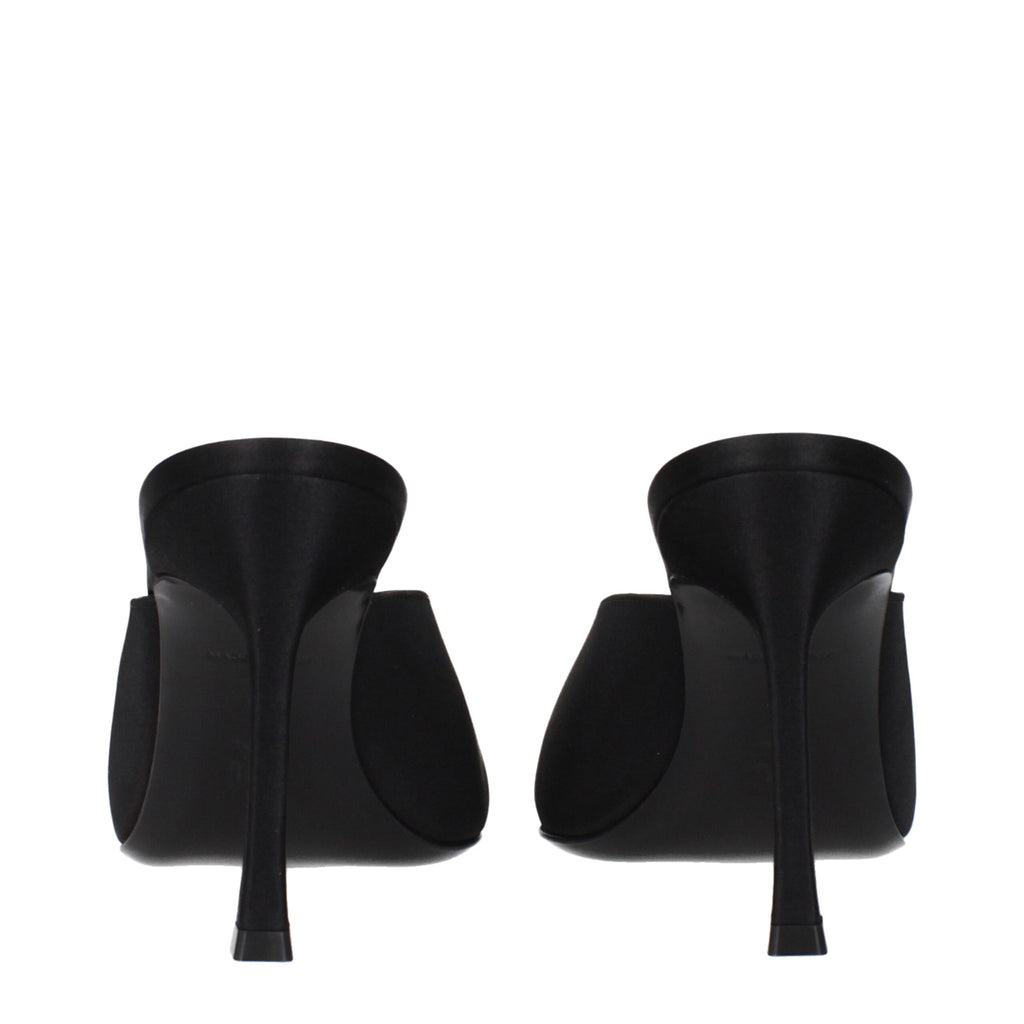 Amina Muaddi Schwarze Satin-Pumps