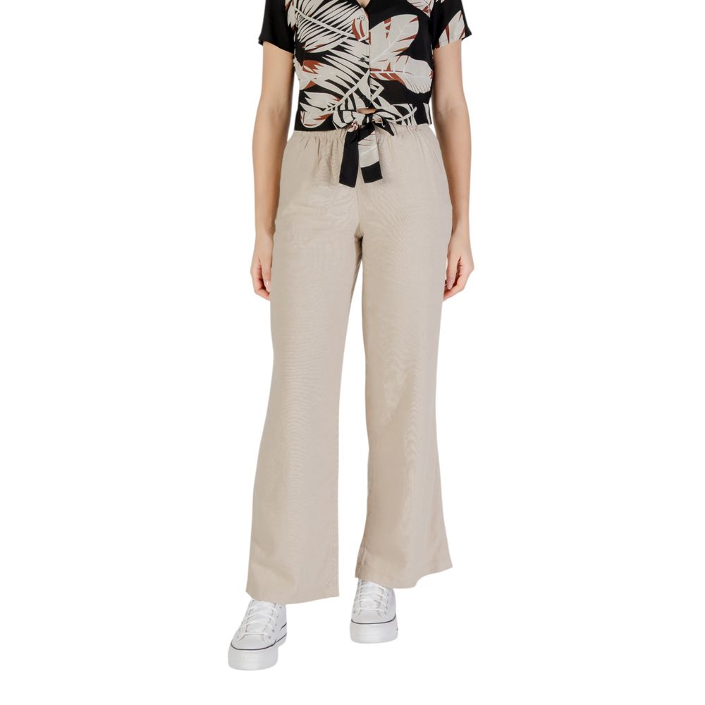 Only beige linen trousers in a casual look