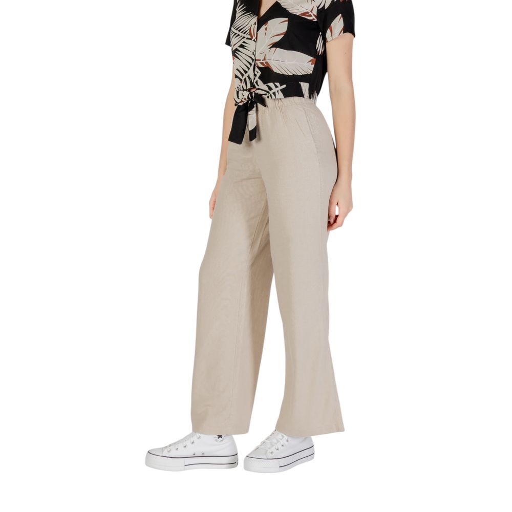 Only beige linen trousers in a casual look