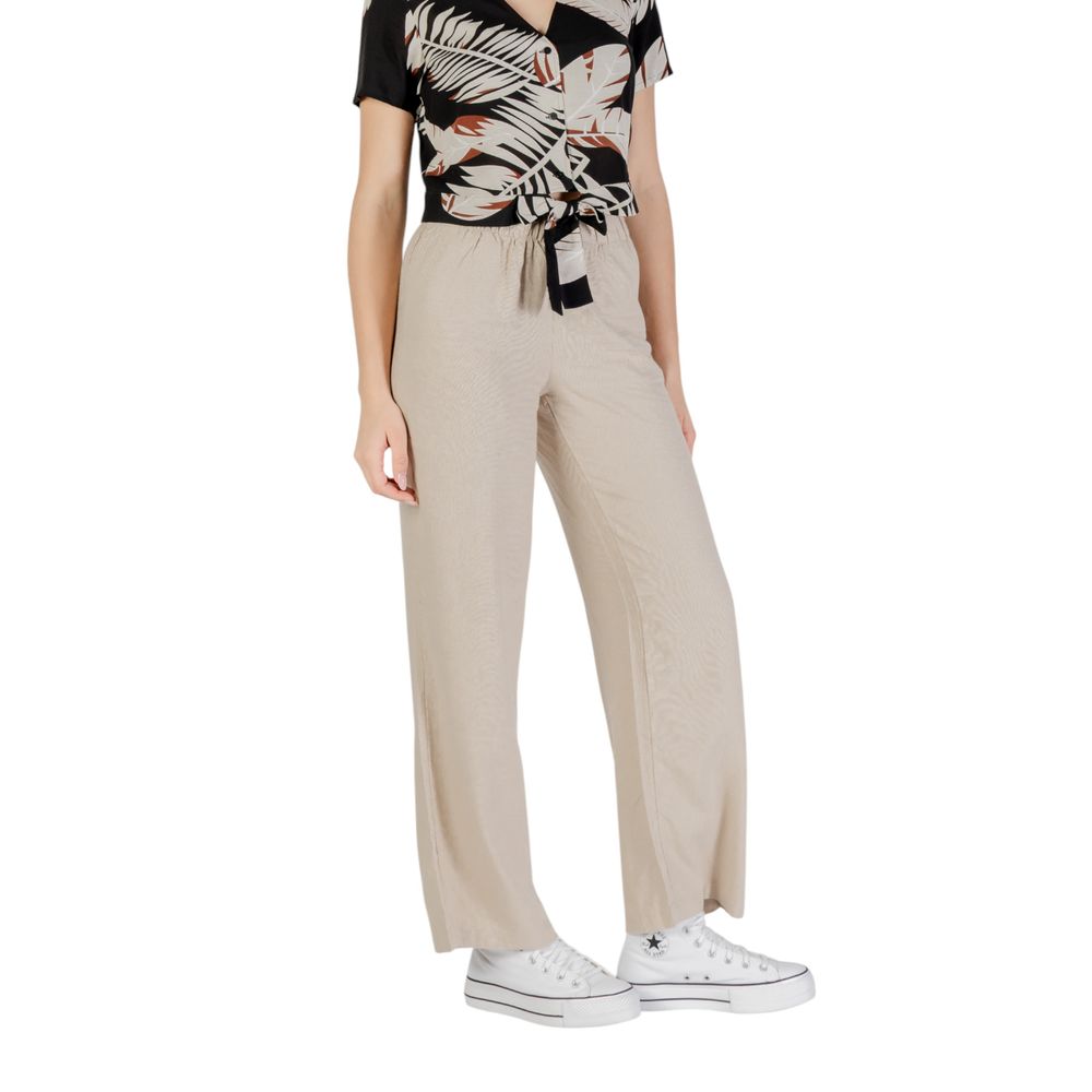 Only beige linen trousers in a casual look