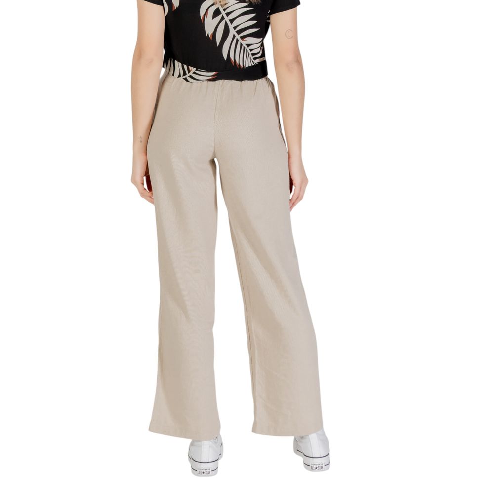 Only beige linen trousers in a casual look