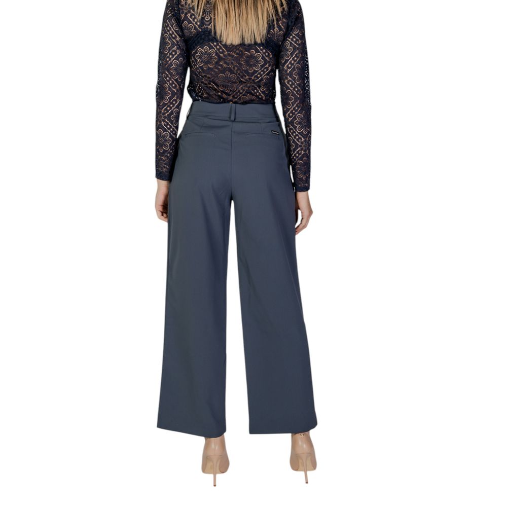 Calvin Klein Jeans Graue Hose aus recyceltem Polyester