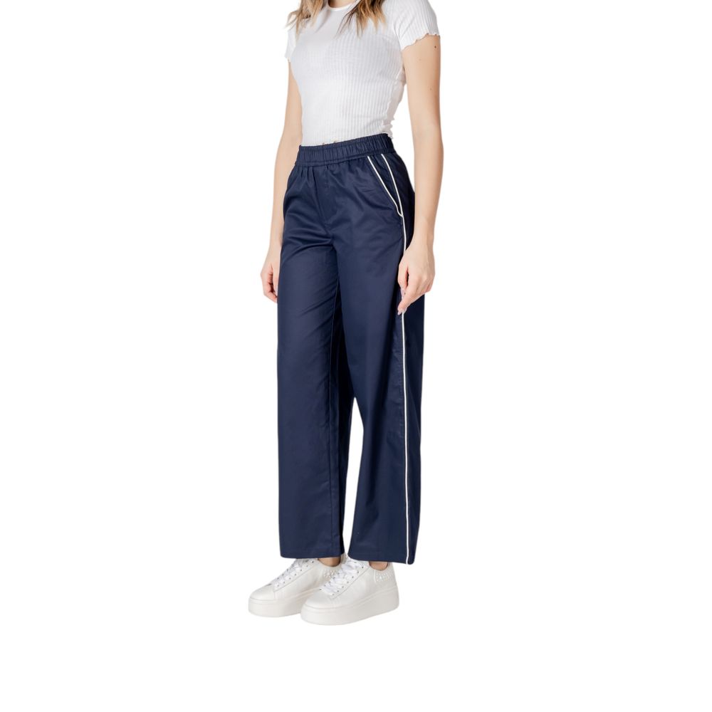 Only blue cotton trousers for leisure