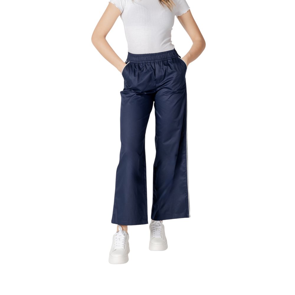 Only blue cotton trousers for leisure