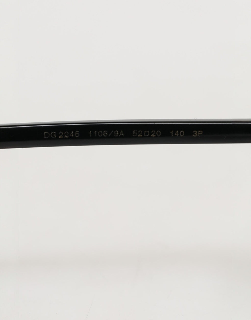 Dolce & Gabbana Sonnenbrille mit mattschwarzem Stahlrahmen und grauen Gläsern