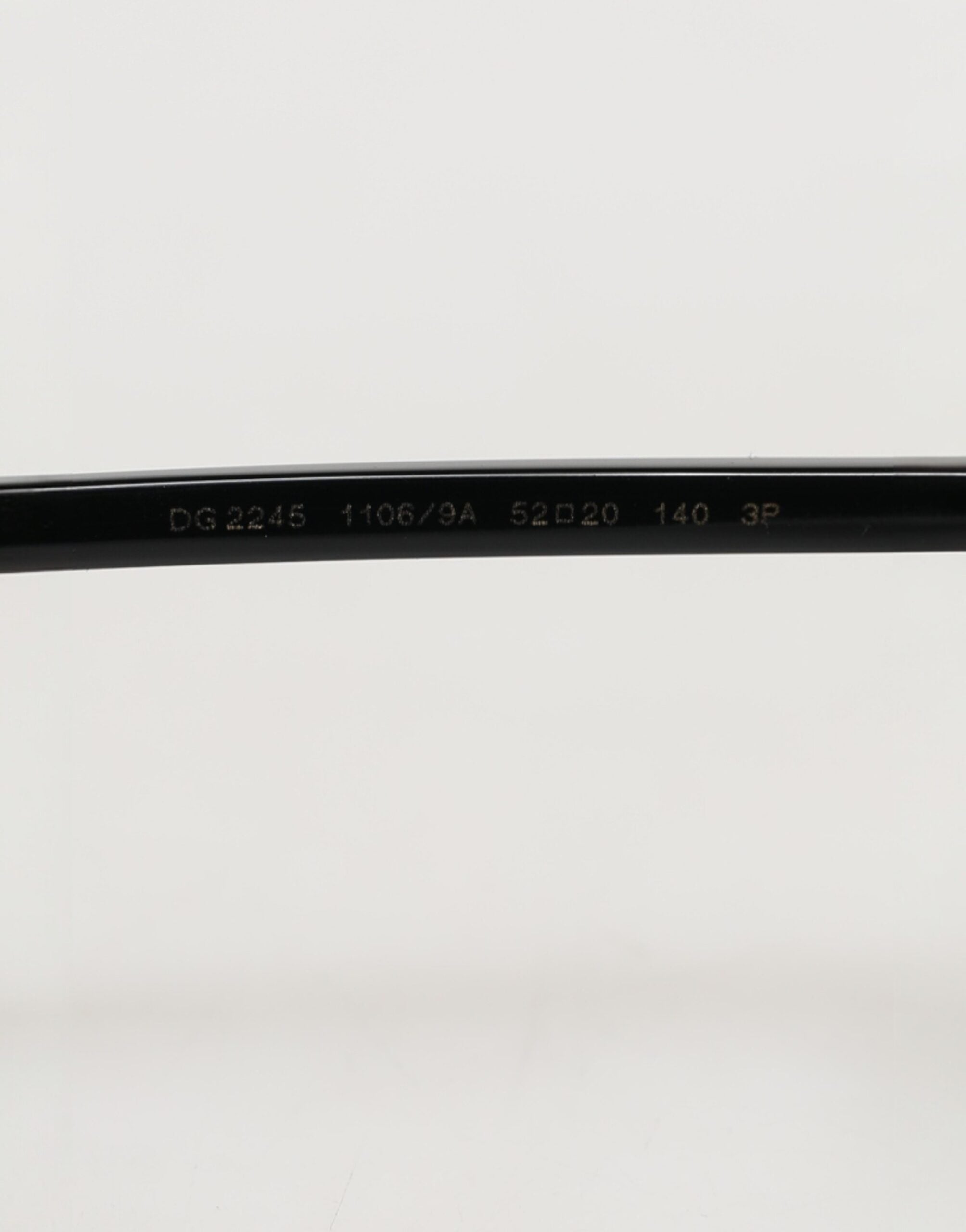 Dolce & Gabbana Sonnenbrille mit mattschwarzem Stahlrahmen und grauen Gläsern