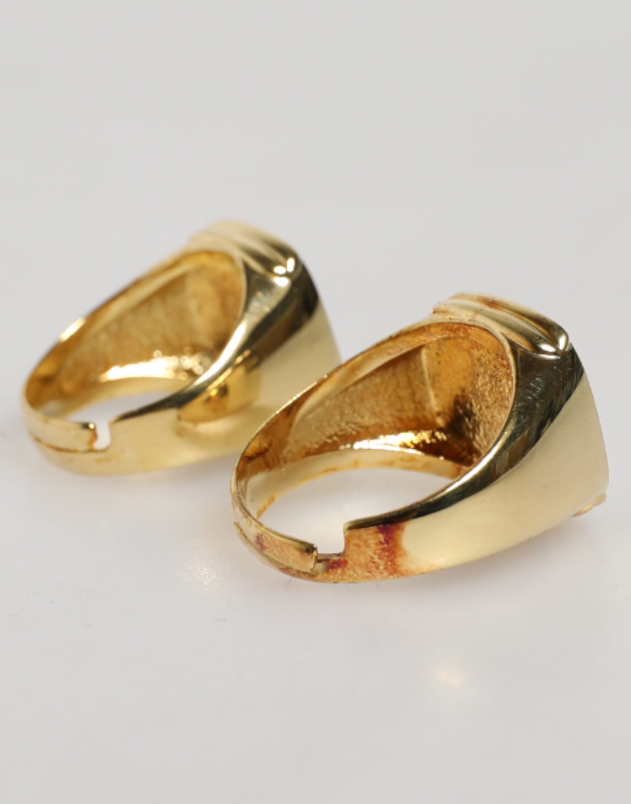 Dolce & Gabbana Goldfarbene Ringe aus echtem Messing mit schwarzem Emaille und "DG" Logo, verstellbar