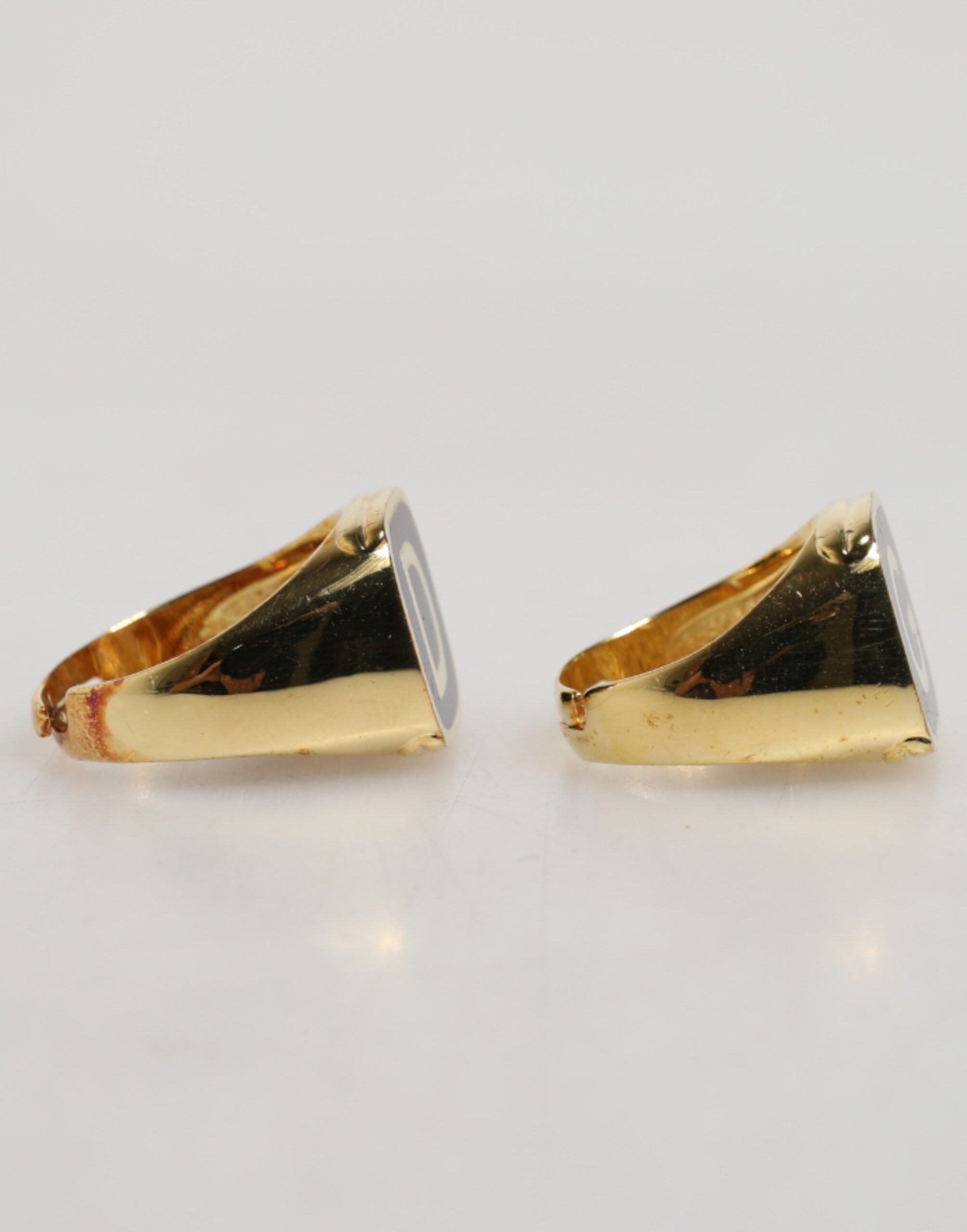 Dolce & Gabbana Goldfarbene Ringe aus echtem Messing mit schwarzem Emaille und "DG" Logo, verstellbar