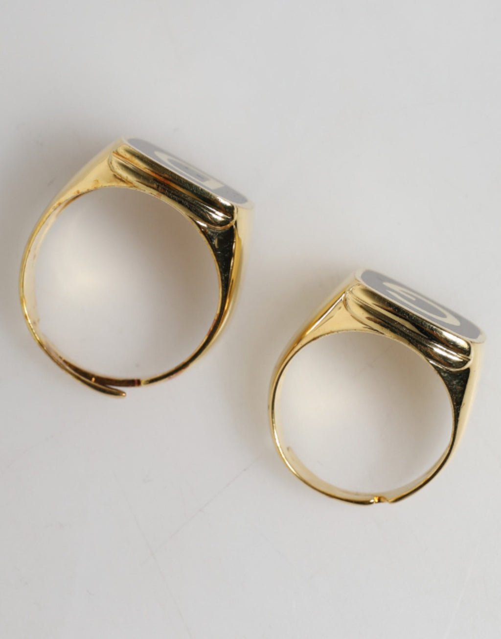 Dolce & Gabbana Goldfarbene Ringe aus echtem Messing mit schwarzem Emaille und "DG" Logo, verstellbar