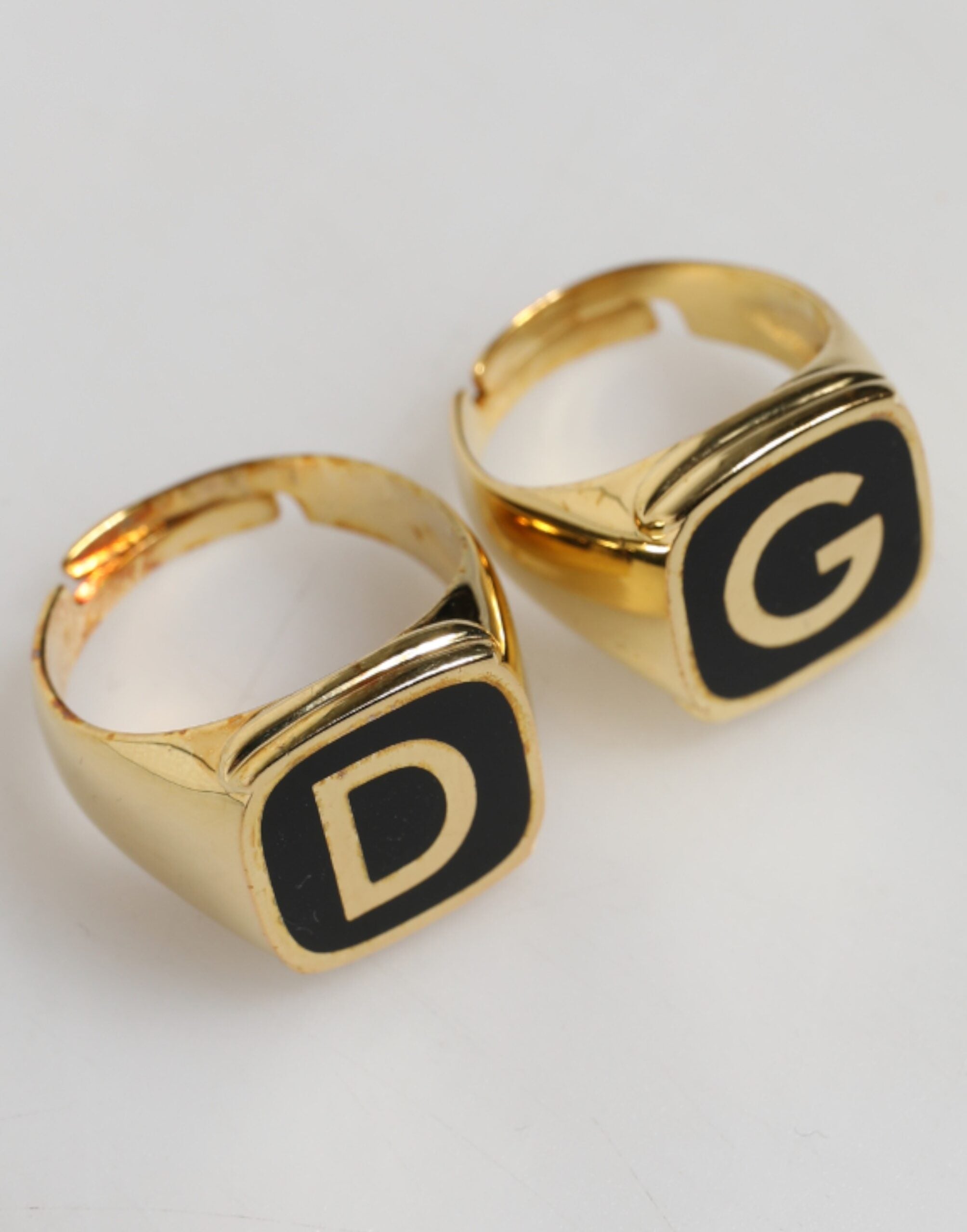 Dolce & Gabbana Goldfarbene Ringe aus echtem Messing mit schwarzem Emaille und "DG" Logo, verstellbar