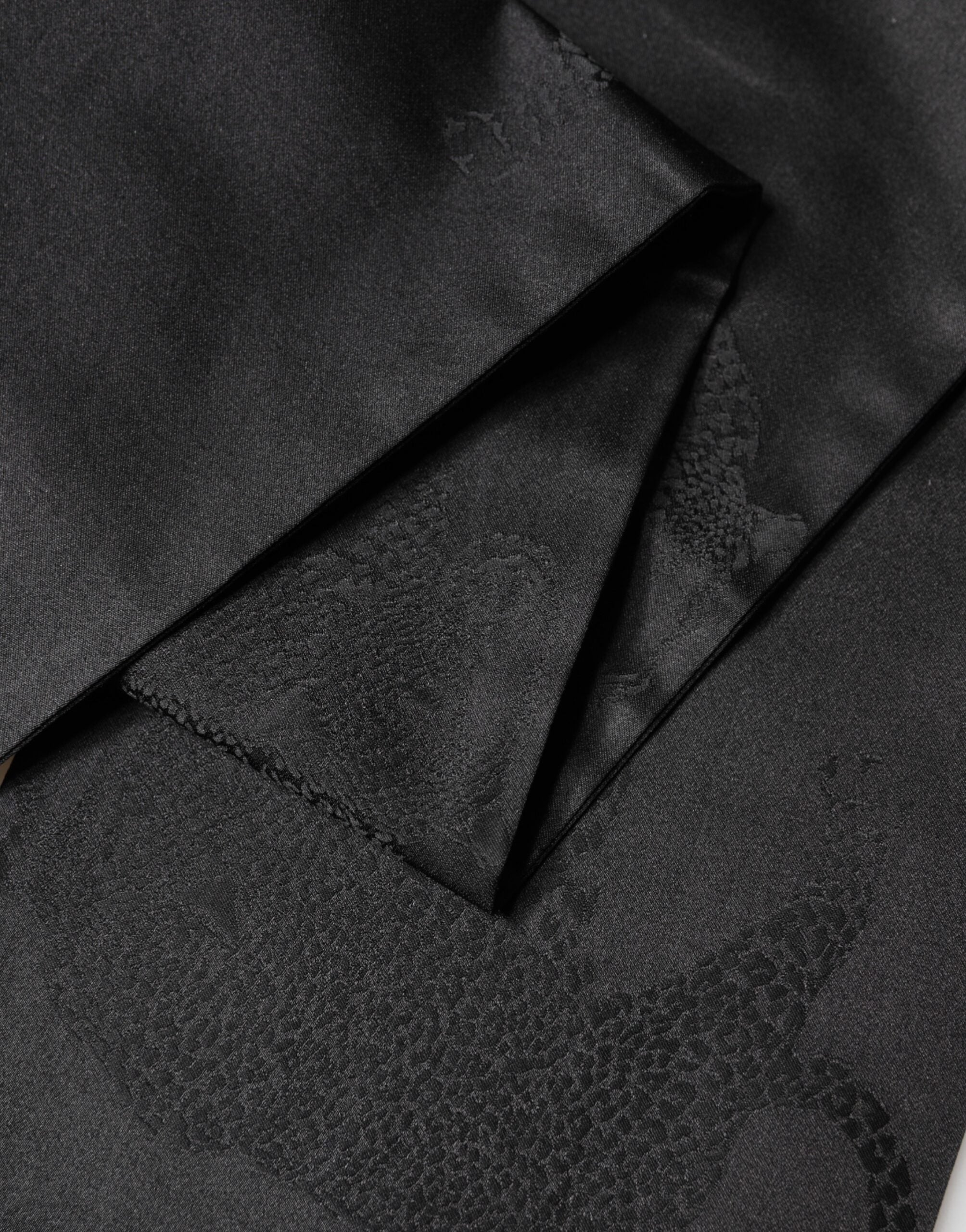 Dolce & Gabbana Schwarzer Seiden-Foulard mit Fransen